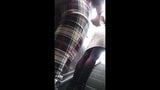 Sexy Frau auf Rolltreppe mit Schwarzen Nylon Strumpfhosen  snapshot 2