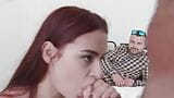 Cuckold si siede e guarda i buchi di scyley jam che vengono arati da uno stallone snapshot 3