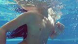 Kittina ngà voi cởi đồ trong bể bơi snapshot 15