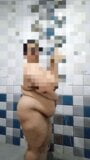 Ragazza indiana paffuta che fa un video selfie mentre fa il bagno per il suo ragazzo snapshot 13