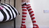 Adolescente caliente en calcetines largos posa desnuda en su habitación snapshot 1