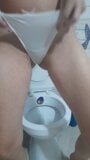 Unschuldiges Teen Beba wichst auf der Toilette snapshot 7