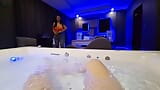 La cameriera del motel scopa nella jacuzzi snapshot 9