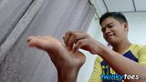 Asiatischer Twink verehrt die Füße seines Liebhabers und fickt ihn nackt snapshot 4