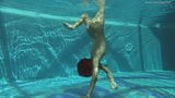 Irina Russaka se desnuda en la piscina snapshot 9