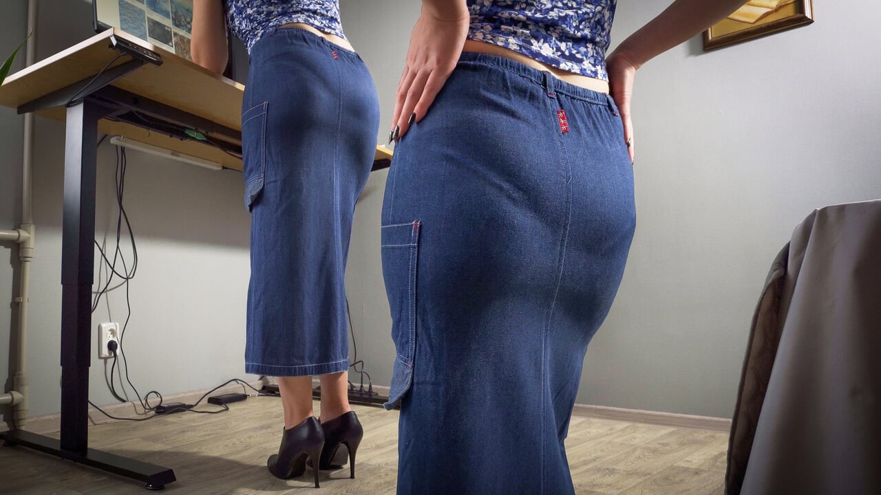 Milf-sekretärin im jeansrock neckt sichtbare höschen-schlange