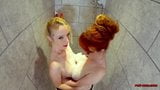 Reife Red und Lucy haben Spaß zusammen unter der Dusche snapshot 14