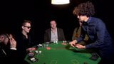 Une orgy de mecs chauds pendant une partie de poker snapshot 2