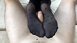 Skvělý footjob v černých nylonových punčochách snapshot 8