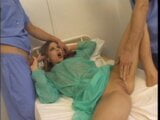 तेजस्वी रोगी बेब हो जाता है उसके छेद गड़बड़ द्वारा दो पुरुष नर्सों snapshot 6