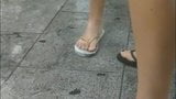 FLAGRA DUPLO DESSAS LINDAS USANDO HAVAIANAS. snapshot 6