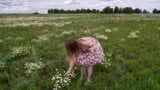 Blondine ist geil in der Natur und fingert auf dem Feld snapshot 2