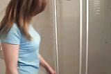 Немецкая тинка с удивительно выглядящим телом обожает поедать сперму в ванной snapshot 1
