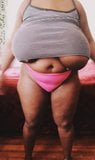 Bbw nera che esercita underboob snapshot 8