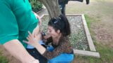 Publiczne obciąganie na świeżym powietrzu i sperma w ustach w parku snapshot 3