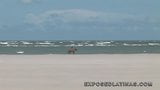 Latina cachonda recibe una doble penetración en la playa snapshot 2