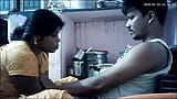 Indyjska żona pieści swoje piersi przez męża snapshot 2
