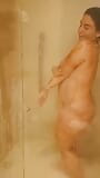 Entro a tomar una ducha caliente y mi hermanastro pervertido entra para unirse a mí snapshot 4