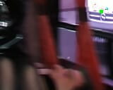Wanita Jerman bertatu duduk di muka hambanya di dalam kereta snapshot 19