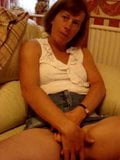 Geile Britse milf speelt voor haar man snapshot 4