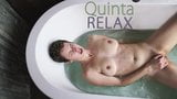 Коротко стриженная испытывает оргазм в ванне в любительском видео snapshot 1
