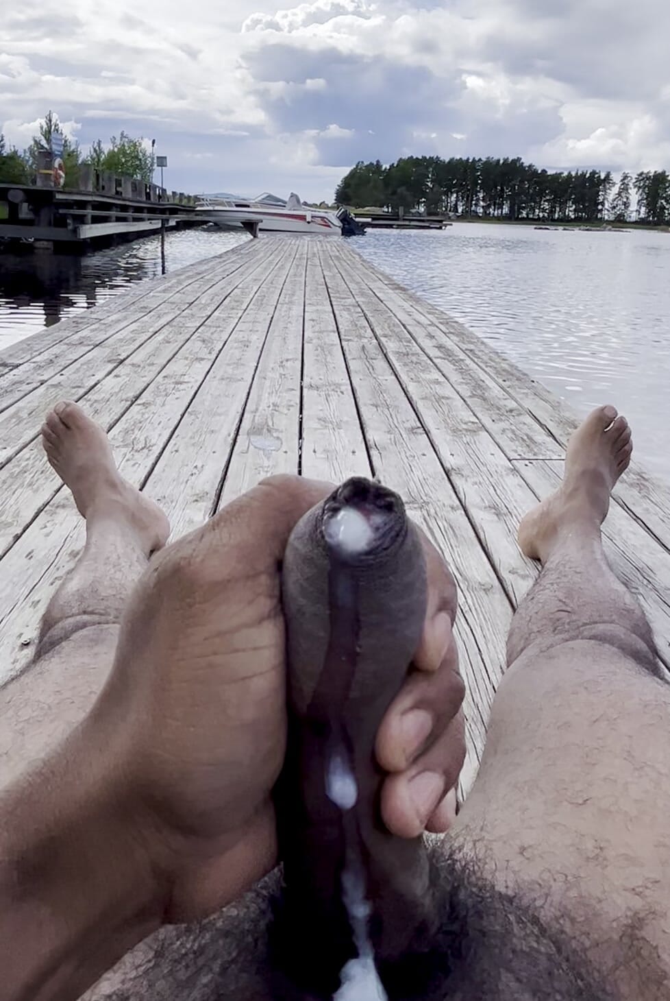 Masturbo il mio cazzo nero in riva al lago