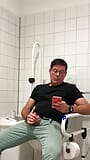 Zich aftrekken in een openbaar toilet in het medische gebouw. Onbewerkte snapshot 6