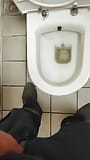Mascuker, türkin pinkelt in der büro-toilette snapshot 1