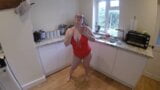 Dansen in een rood zwembroek snapshot 1