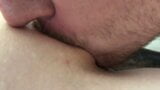 Bermain lidah dengan klitoris close-up snapshot 9