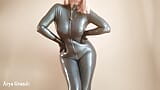 Latex, gummi-fetisch-catsuit, selbstgedrehtes video von kurvigem mädchen in texturierten fetisch-kleidern snapshot 4