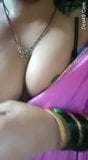 Bhabhi toont tieten in een strakke blouse snapshot 4