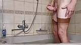 Selbst-Quickie in nackten dessous und Entspannung in der Badewanne snapshot 15