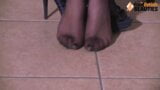 Tóc đỏ đi chân trần tự xoa bóp chân bằng kem sữa chua snapshot 4