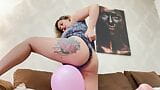 Büyük göğüsler sarışın hamile kız balonlarla oynuyor ve onu sıkı kedi snapshot 5