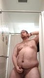 Un mec jouit dans la douche de la salle de sport snapshot 6