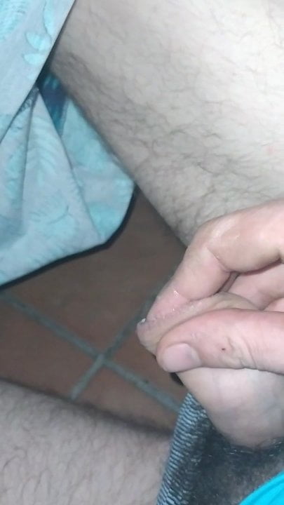 Con el tanga usado de mi hermana y una polla de goma en el c