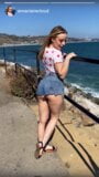 Rubia anna claire clouds en la playa con bikini rosa snapshot 1