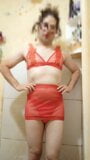 Jongen die de lingerie van sexy rode vrouwen draagt snapshot 18