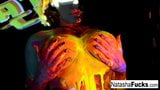 Busty Natasha kręci zabawne i seksowne wideo z czarnym światłem snapshot 4