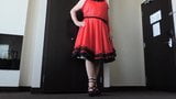 Sissy Ray im roten Taftkleid im Hotelzimmer snapshot 3