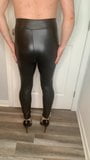 Une salope travestie excitée en legging en cuir et talons snapshot 2