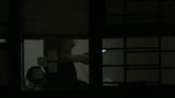 Neeighbor fönster tittar på tråkig natt snapshot 8