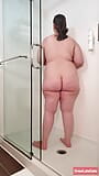 Mollige milf die na het werk een hete douche neemt snapshot 14