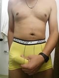 Mi Paquete en mi Boxer Amarillo snapshot 3