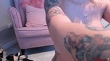 Une fille blonde tatouée se masturbe sur un canapé p5 snapshot 20