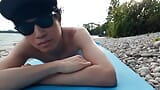 La mia prima volta nudo su questa spiaggia naturista in Francia, quindi mi sento un ragazzo timido, perché gli uomini mi guardano, si avvici snapshot 5