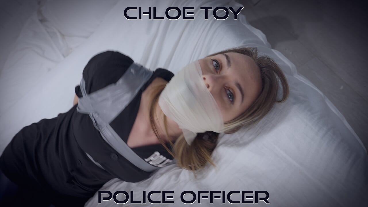 Chloe Toy - loira policial amarrada amordaçada em cativeiro