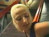 Anale seks in het metrostation! snapshot 3