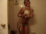 Morena sexy em topless dançando no banho snapshot 9